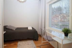 Ruang duduk di Three-room apartment from Telakkaranta by the Aurajoki river