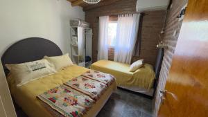 Ένα ή περισσότερα κρεβάτια σε δωμάτιο στο Cabañas Las Rositas