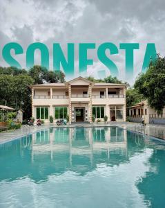 Bazén v ubytování Sonesta Resort & Banquets nebo v jeho okolí