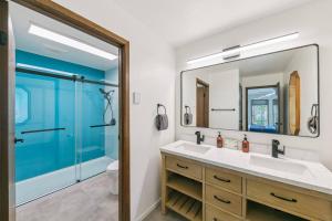 Ένα μπάνιο στο Play in the Pines Hot Tub Playground Firepit +31 φωτογραφίες