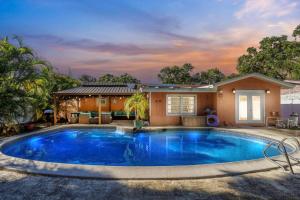 Kolam renang di atau dekat dengan Tropical Palm Haven with Pool and Firepit