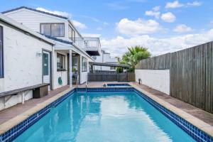 een zwembad in de achtertuin van een huis bij Parnell Home with Pool, Parking and Rangitoto View in Auckland