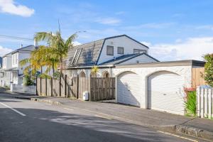 een huis met een garage aan de straatkant bij Parnell Home with Pool, Parking and Rangitoto View in Auckland