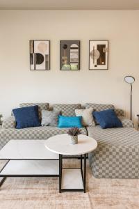 a living room with a couch and a table at Family Group Retreat 3 Queens Beds in Homewood