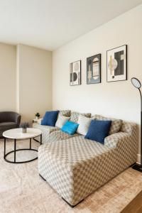 a living room with a couch and a table at Family Group Retreat 3 Queens Beds in Homewood +23 photos