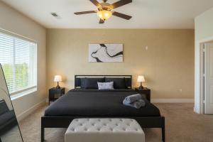 Ένα ή περισσότερα κρεβάτια σε δωμάτιο στο Luxury 2BR Condo Steps from UAB Campus 5b