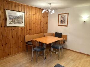 una sala da pranzo con tavolo e sedie di Chalet Medi a Zermatt