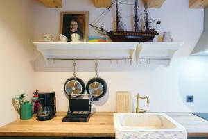 Dapur atau dapur kecil di Charming 2BR Cottage by the Sea +50 gambar