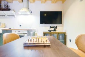 Televisyen dan/atau pusat hiburan di Charming 2BR Cottage by the Sea