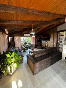 una gran sala de estar con un gran sofá. en Casa ampla com área gourmet e piscina, en Capão da Canoa 55 fotos más