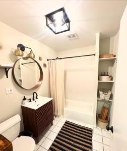 Ένα μπάνιο στο Wicker Park Flat with FREE Early Check-In & Late Checkout