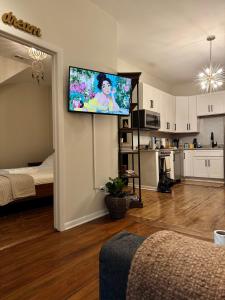 Η κουζίνα ή μικρή κουζίνα στο Wicker Park Flat with FREE Early Check-In & Late Checkout +9 φωτογραφίες