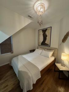 Ένα ή περισσότερα κρεβάτια σε δωμάτιο στο Wicker Park Flat with FREE Early Check-In & Late Checkout
