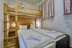 ein Schlafzimmer mit einem Etagenbett mit zwei Handtüchern in der Unterkunft Apartments Enzian in Rauris + 51 Fotos