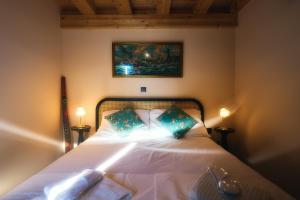 Katil atau katil-katil dalam bilik di Charming 2BR Cottage by the Sea