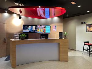 TV a/nebo společenská místnost v ubytování Ibis Madrid Centro las Ventas