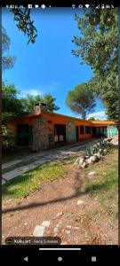 a building with graffiti on the side of it at Hostel Kuku in Mina Clavero