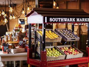 een fruitkraam in een winkel met fruit en groenten bij ibis Styles London Southwark - near Borough Market in Londen
