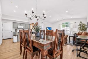 ein Esszimmer und ein Wohnzimmer mit Tisch und Stühlen in der Unterkunft Newly Remodeled Getaway Near Zion National Park in La Verkin