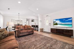 ein Wohnzimmer mit Couch und Flachbildfernseher in der Unterkunft Newly Remodeled Getaway Near Zion National Park in La Verkin