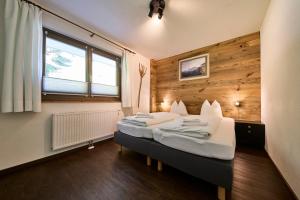 una stanza con due letti e una finestra di Apartments Enzian a Rauris