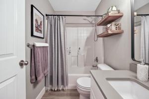 ein weißes Badezimmer mit Toilette und Dusche in der Unterkunft Newly Remodeled Getaway Near Zion National Park in La Verkin + 30 Fotos