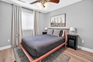 ein Schlafzimmer mit einem Bett und einem Deckenventilator in der Unterkunft Newly Remodeled Getaway Near Zion National Park in La Verkin