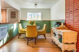 y cocina con mesa, sillas y fogones. en Historic Retreat with Mtn Views in Pioche!, en Pioche
