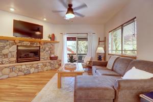 Χώρος καθιστικού στο 122 Lookout Ridge townhouse