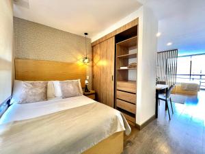 Un pat sau paturi într-o cameră la Luxury Double Loft I Steps to Andino Mall I Family