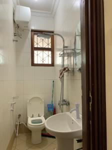 un baño con inodoro y lavabo en Hello Rafiki GuestHouse - Mkunazini, en Zanzíbar 30 fotos más