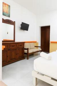 a living room with a mirror and a couch at Hotel Vista Caribe 5ta Av a 5 Pasos de la Playa in Playa del Carmen