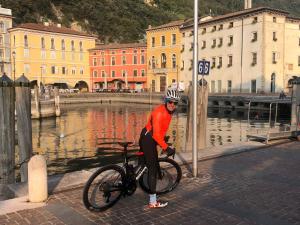 トレントにあるAlaska House - Yukon Roomの人が路上で自転車に乗っている