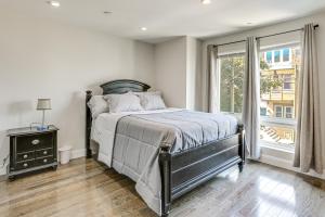 Voodi või voodid majutusasutuse Remote Work Hub Philly Condo 3 Mi to Center City! toas