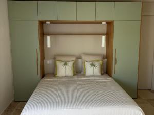 瓦勒迪泽尔Confort 2P avec Wifi et Parking à Val-d'Isère - FR-1-694-69的一间卧室，配有一张床和两个枕头