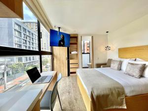 Un televizor și/sau centru de divertisment la Luxury Double Loft I Steps to Andino Mall I Family