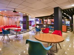 a cafeteria with tables and chairs in a store at ibis Rio de Janeiro Botafogo in Rio de Janeiro