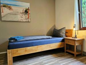SelkにあるFeWo-Fjord-Gaestehaus-Selker-Noorの青いマットレス付きのベッド1台