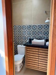 a bathroom with a toilet and a sink at Ilha Bela Alter do chão - Apartment 2 suites in Santarém