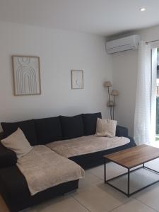 Un lugar para sentarse en Villa L'Eden des Aspres T4 plain pied avec Jardin, terrasse & billard