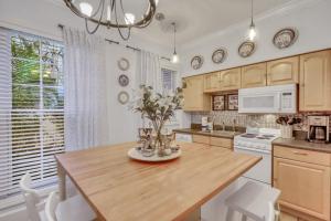 Køkken eller tekøkken på Colonial Blue by Lucky Savannah