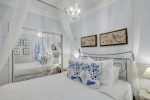 En eller flere senge i et værelse på Colonial Blue by Lucky Savannah