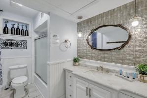 Et badeværelse på Colonial Blue by Lucky Savannah + 50 billeder