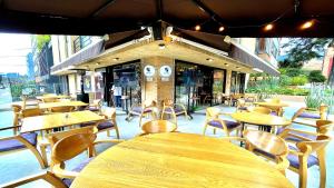 Un restaurant sau alt loc unde se poate mânca la Luxury Double Loft I Steps to Andino Mall I Family