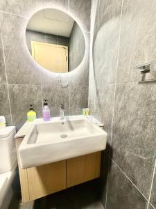 Ένα μπάνιο στο The Luxe KLCC by Homeflix