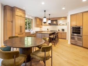 a kitchen with a table and chairs in a kitchen at Suncadia 3 Bdrm Home on the Golf Course Near Swiftwater in Cle Elum