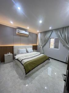 a bedroom with a bed in a room with at شقة ذات موقع رائع in An Nikāshah