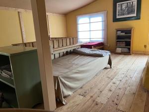a bedroom with a bunk bed in a room at El ático in Barra de Portezuelo