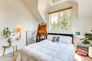 Katil atau katil-katil dalam bilik di Trail Access, Hot Tub Lakefront Boulder Retreat!