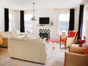 NoordstroeにあるHoliday Home Wiringherlant-3のリビングルーム(白い家具、暖炉付)